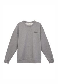 Grauer Rundhalsausschnitt-Pullover aus weichem Material, mit einem gedruckten Logo und Zahlen auf der linken Brust. Ribbed Bündchen und Saum sorgen für Struktur.