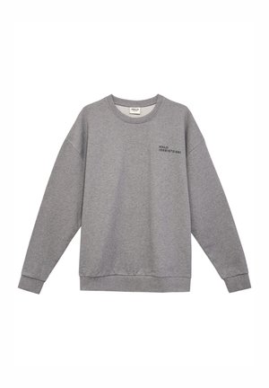 Grå crewneck sweatshirts lavet af blødt stof, med et trykt logo og tal på venstre bryst. Ribbet manschetter og kant giver struktur.