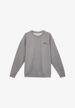 Grå crewneck sweatshirts lavet af blødt stof, med et trykt logo og tal på venstre bryst. Ribbet manschetter og kant giver struktur.