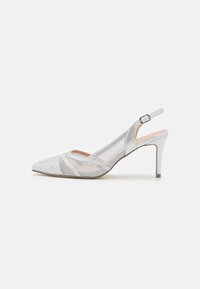 Silver slingback högklackad sko med spetsig tå, glittrande ovandel, nätpaneler och dekorativa pärldekorationer.