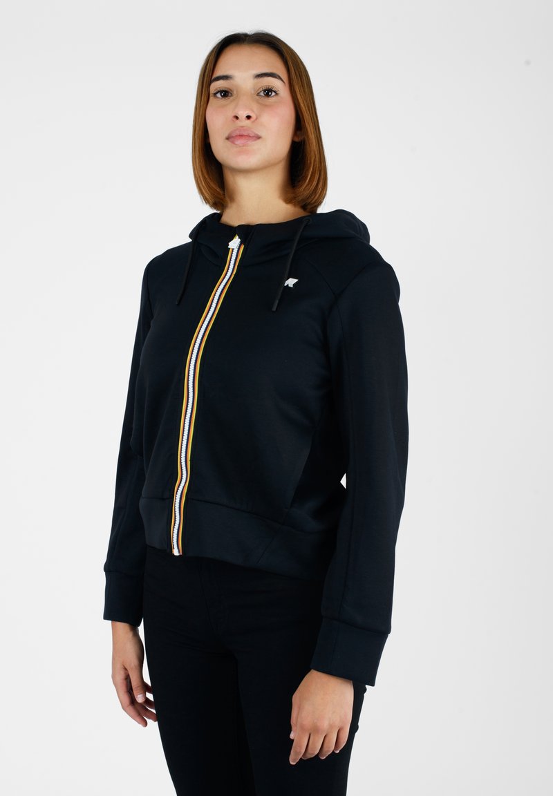 Felpa nera con zip frontale, caratterizzata da una striscia verticale gialla, bianca e blu. Include un cappuccio e polsini a costine.