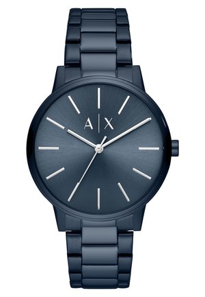 Herrenarmbanduhr aus dunklem blauem Metall mit minimalistischem Zifferblatt, silbernen Stundenziffern und drei Zeigern, die 10:08:35 anzeigen.