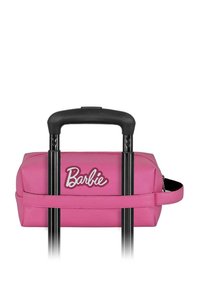 Bolsa de viaje sintética rosa con asa negra, presenta el logo "Barbie" en blanco, cierre con cremallera y correa de hombro desmontable.