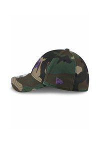 Casquette de baseball camouflage avec des motifs vert foncé, marron et beige, forme structurée, visière incurvée et un logo brodé violet.