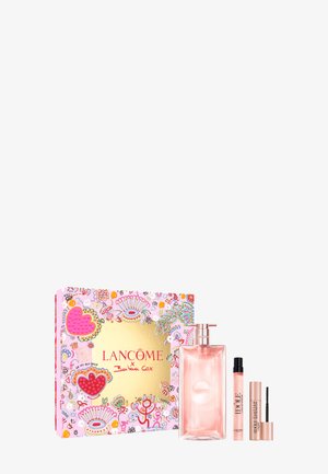 Coffret cadeau Lancôme x Barbara Cox avec boîte florale rose, grand flacon de parfum rose, roll-on rose, et tube de mascara en or rose.