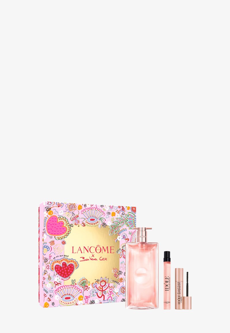 Coffret cadeau Lancôme x Barbara Cox avec boîte florale rose, grand flacon de parfum rose, roll-on rose, et tube de mascara en or rose.