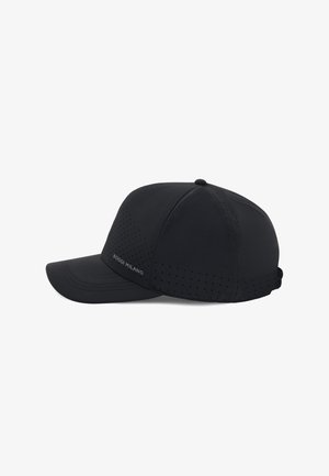 Gorra negra con visera curva, hecha de un material liso. Presenta detalles perforados y un logotipo en un lado. Correa ajustable en la parte trasera.