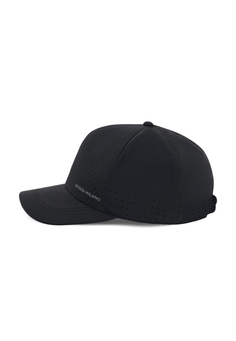 Casquette noire à visière courbée, en matériau lisse. Présente des détails perforés et un logo sur le côté. Sangle réglable à l'arrière.