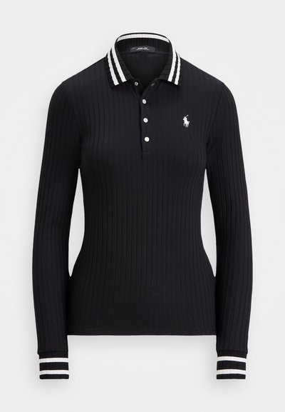 Juoda raukšlėta ilgomis rankovėmis polo marškinėliai su balta dryžuota apykakle, trijų mygtukų užsegimu ir mažo siuvinėtų logotipu ant krūtinės.