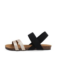 Zwarte en metallic gouden sandalen met kruiselings elastische bandjes, een kurken voetbed en een structuur rubberen loopzool. Plat zoolontwerp.