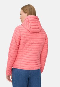 Leichte, pinke, gesteppte Jacke mit Kapuze, die ein dezentes horizontales Muster und eine taillierte Passform aufweist. Geeignet für kühle Wetterbedingungen.