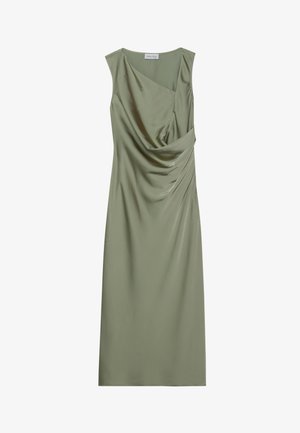 Knelang kjole i myk olivengrønn sateng, med drapert halslinning og sidelister for tekstur og visuell interesse.