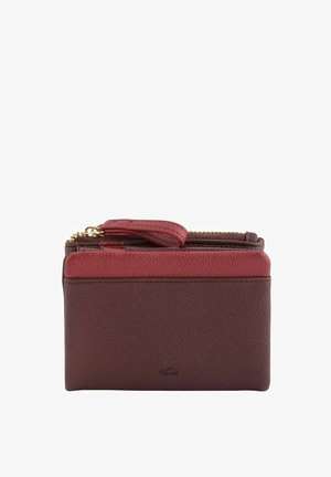 Portefeuille en cuir brun foncé et bordeaux, design compact, fermeture éclair, avec une sangle de poignet et une finition texturée, présentant un branding minimal.