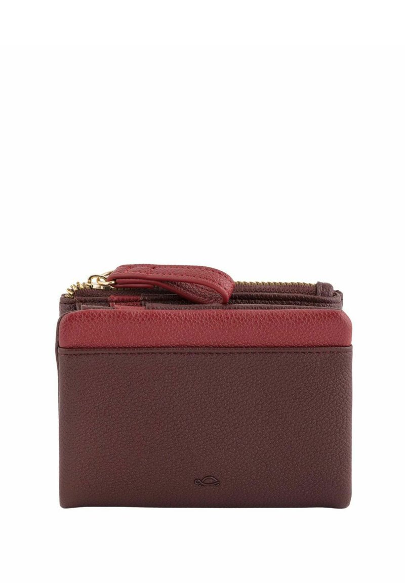 Portefeuille en cuir brun foncé et bordeaux, design compact, fermeture éclair, avec une sangle de poignet et une finition texturée, présentant un branding minimal.