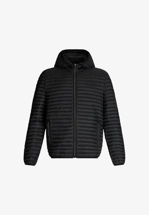 Mustan kapuutsiga puhkpjak, millel on lukuga kinni minek, silmapaistvate horisontaalsete õmblustega ja kahe küljetaskuga. Kergest, tepitud disainist.