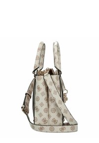 Sac à main en cuir blanc avec un motif de logo marron gaufré, poignées supérieures doubles, bandoulière réglable et fermeture éclair sécurisée.