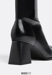 Stradivarius WIDE FIT MID WITH STRETCH LEGS - Stivaletti - black