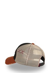 Casquette de baseball noire et fauve avec dos en mesh, visière courbée marron, détails en couture rouge et sangle arrière ajustable. Apparence usée.