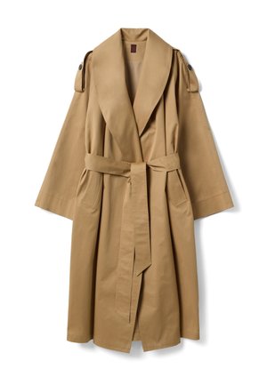 Trench beige con ampio colletto, spalline, cintura in vita e tasche laterali. Realizzato in un tessuto liscio e leggero.