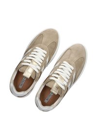 Beige suède sneakers met witte veters en rubberen zool. Voorzien van metallic accenten en zijstiksel. Zachte textuur met een klassieke silhouet.