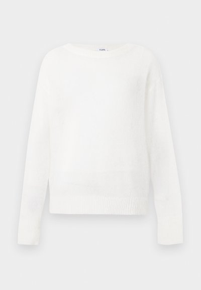 Λευκό πλεκτό πουλόβερ με μακριά μανίκια, στρογγυλή λαιμόκοψη και ριμπ τελείωμα και μανσέτες, παρουσιασμένο σε απλό ανοιχτό γκρι φόντο.