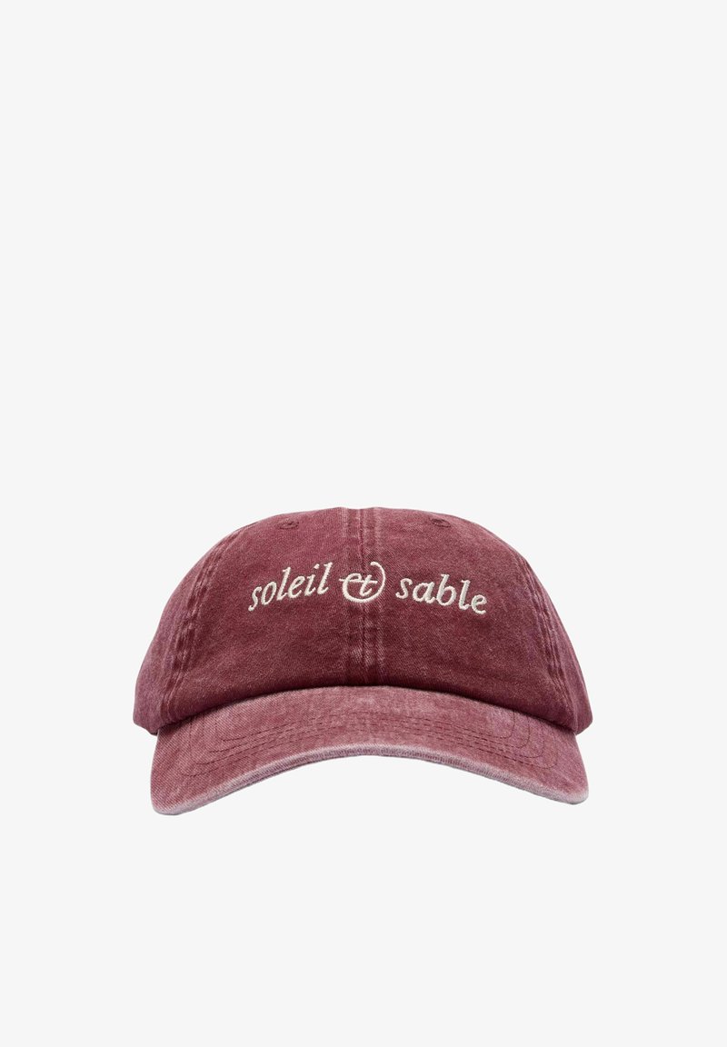 Casquette de baseball bordeaux usée et lavée avec texte brodé blanc "soleil & sable" au centre devant.