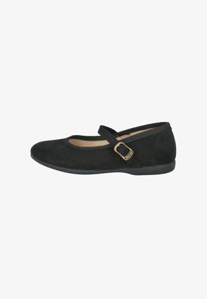 Zapato plano Mary Jane de ante negro con punta redondeada, correa en el empeine y un pequeño acento de hebilla. Superficie suave y texturizada.