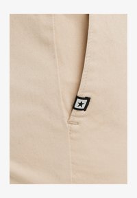 Nem kiválasztott, beige