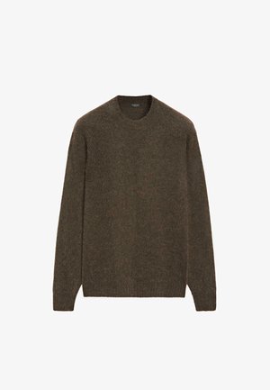 Brauner Strickpullover mit rundem Ausschnitt und langen Ärmeln. Weiche Textur, leicht gefuzzelte Oberfläche und lockere Passform. Keine sichtbaren Muster.