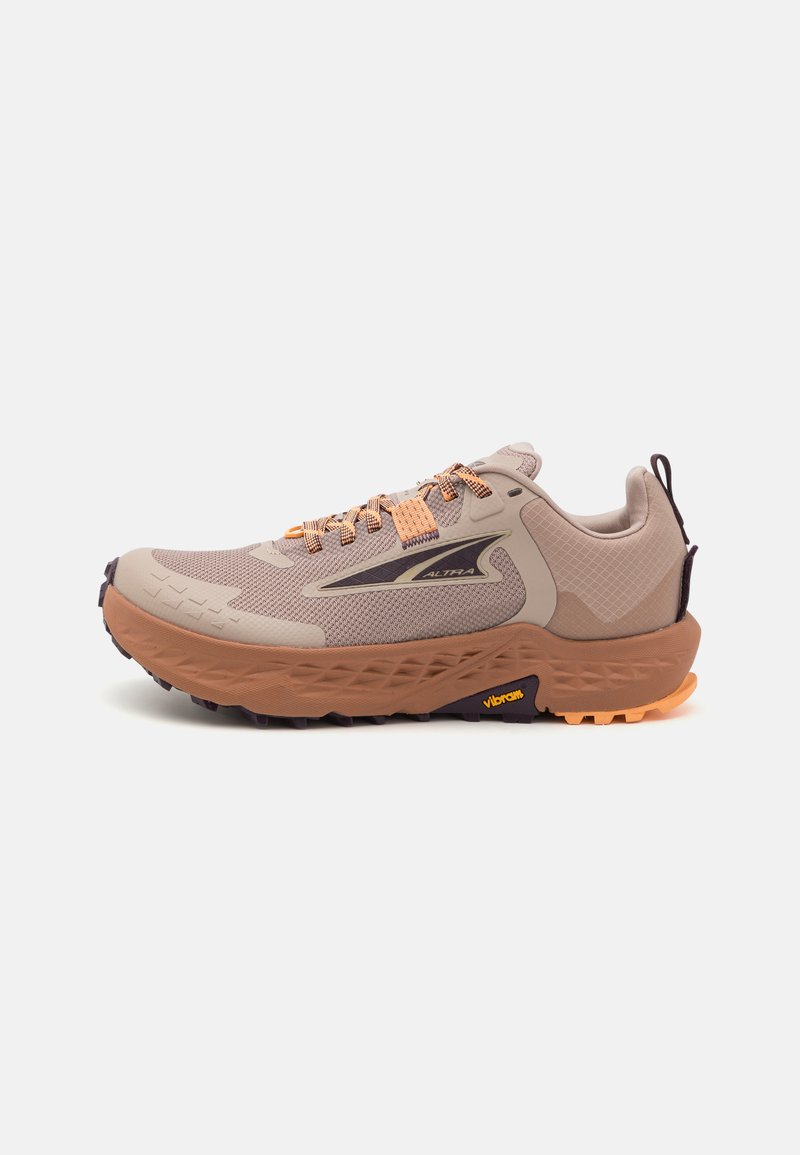 Chaussure de trail running en beige clair et marron. Présente une tige en mesh, un col rembourré, des accents orange et une semelle extérieure Vibram pour une meilleure traction.