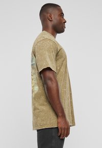 Karl Kani SIGNATURE WASHED EAGLE TEE - Trükipildiga T-särk - olive