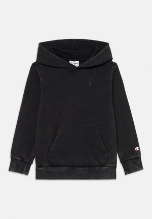 Sweat-shirt à capuche noir avec une poche kangourou, arborant un logo discret sur la poitrine et le poignet, fabriqué en tissu doux et texturé.