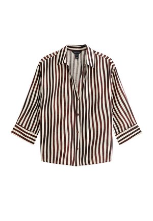 Camisa de manga larga abotonada con rayas verticales marrones y blancas y cuello puntiagudo, colocada plana sobre un fondo blanco.