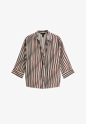 Camisa de manga larga abotonada con rayas verticales marrones y blancas y cuello puntiagudo, colocada plana sobre un fondo blanco.