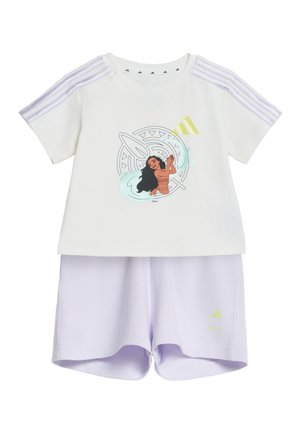 Ensemble chemise à manches courtes blanche et shorts lilas avec graphisme Disney Moana et logos Adidas, avec des rayures violettes sur les épaules de la chemise.
