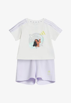 Biały krótki rękaw koszula i liliowe szorty z grafiką Disney Moana i logo Adidas, z fioletowymi paskami na ramionach koszuli.
