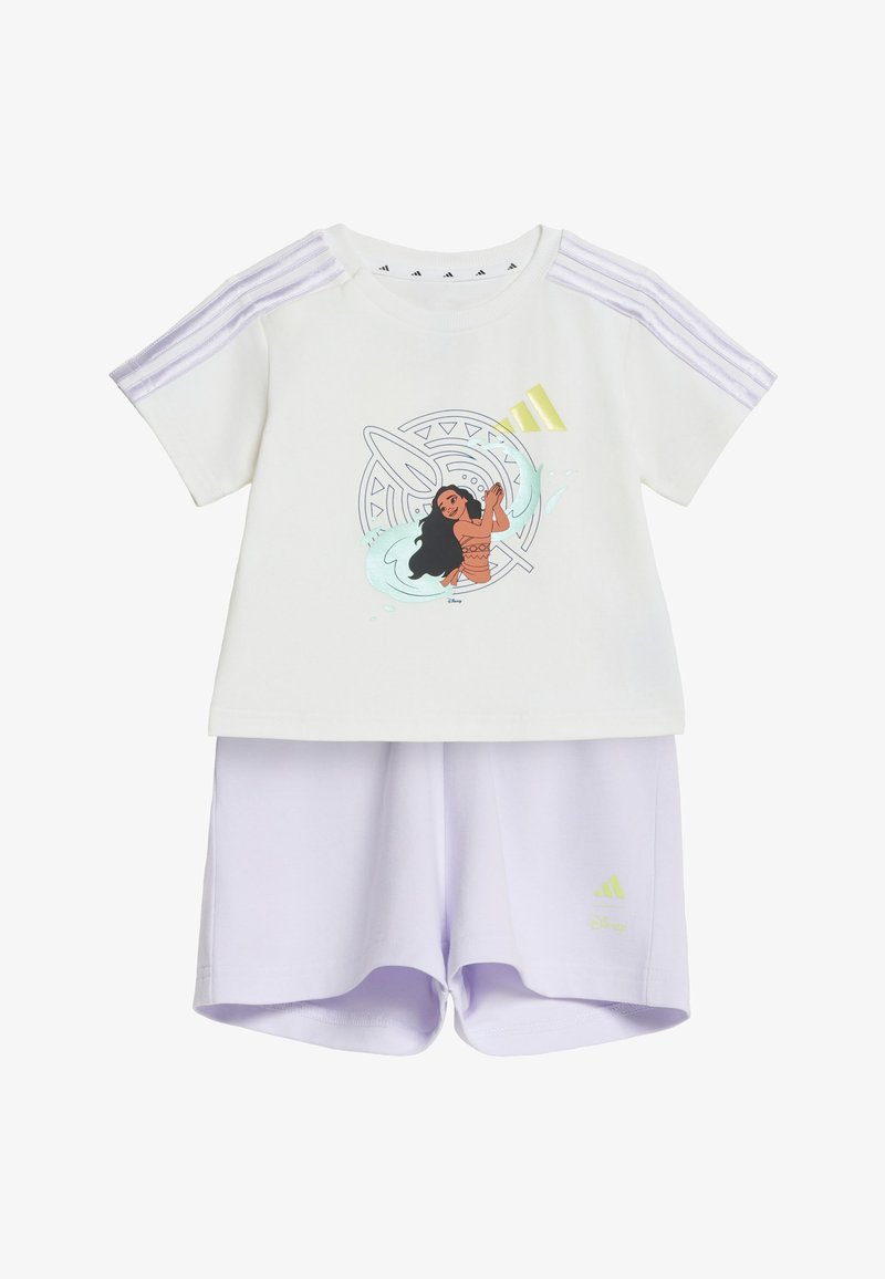 Ensemble chemise à manches courtes blanche et shorts lilas avec graphisme Disney Moana et logos Adidas, avec des rayures violettes sur les épaules de la chemise.