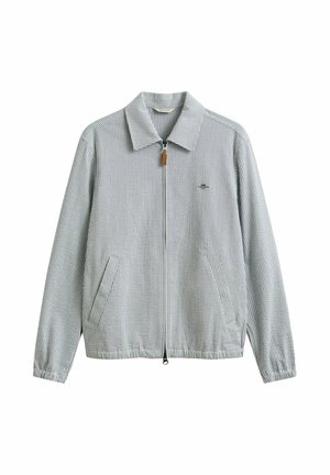 Veste zippée à fines rayures bleu clair et blanc avec col, deux poches avant, et petit logo brodé sur la poitrine.
