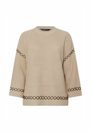 Beige strikket sweater med trekvartærmer, der har en kontrasterende brun geometrisk søm langs ærmerne og kanten. Løs pasform.