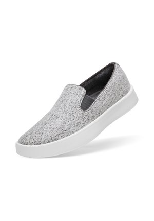 Sneaker slip-on con tomaia in tessuto grigio chiaro screziato, fodera interna nera, fascia elastica laterale e suola spessa in gomma bianca.