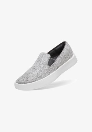 Sneaker slip-on con tomaia in tessuto grigio chiaro screziato, fodera interna nera, fascia elastica laterale e suola spessa in gomma bianca.