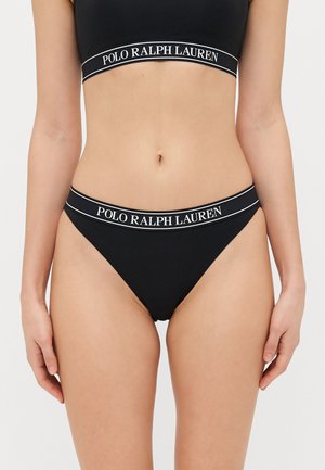 Melna bikinija komplekts ar ribotu tekstūru. Augšdaļai ir bieza josta ar "POLO RALPH LAUREN" baltā krāsā, kas atbilst bikini apakšdaļas jostai.