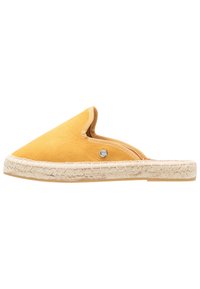 Gula mocka slip-on espadrillos med en rund design, naturlig rep-sula och en dekorativ metallaccent på sidan.