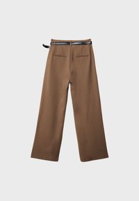 Pantalon marron à jambes larges avec une ceinture noire, vu de dos avec deux poches arrière horizontales sur un fond uni.