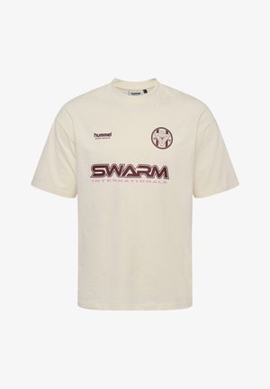 Creme bomulds t-shirt med korte ærmer, prydet med "SWARM INTERNATIONALS" i vinrøde bogstaver og et cirkulært emblem med nummeret XXIII.