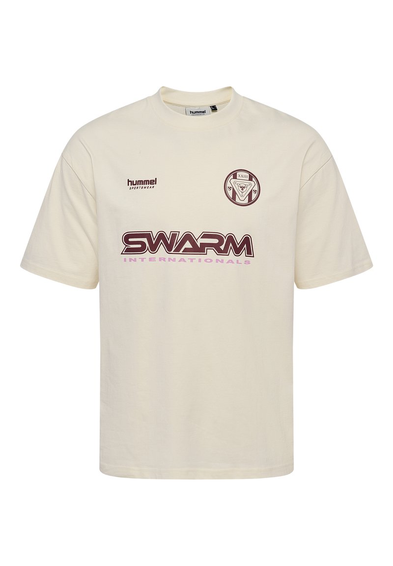 Crèmekleurig katoenen T-shirt met korte mouwen, voorzien van de tekst "SWARM INTERNATIONALS" in kastanjebruine letters en een rond embleem met het getal XXIII.