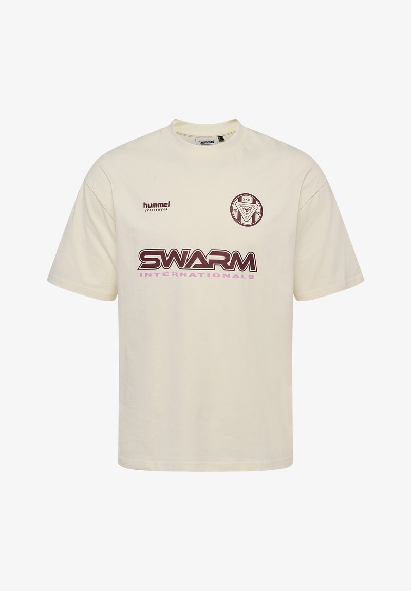 Krämfärgad bomullströja med korta ärmar, med "SWARM INTERNATIONALS" i vinröd text och ett cirkulärt märke med numret XXIII.