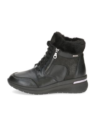 Bottes noires à la cheville en mélange de cuir et de daim, avec une bordure en fausse fourrure, un devant lacé et une fermeture éclair sur le côté. Semelle en caoutchouc texturé surélevée.