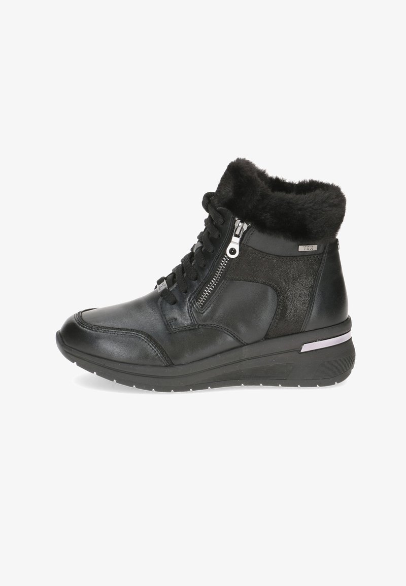 Botines negros con una mezcla de cuero y gamuza, que cuentan con un puño de piel sintética, cordones en la parte frontal y cremallera lateral. Suela de goma texturizada y elevada.