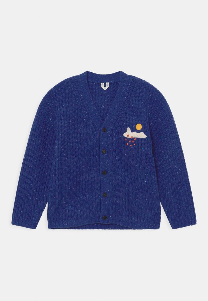 Cardigan bleu à côtes avec un col en V, cinq boutons noirs et un motif texturé. Présente un nuage et un soleil brodés sur le côté gauche.